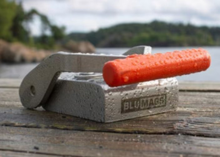 Blumags Compact BM250S Underwater Stainless Steel Magnet W/ Carry Case (550 lbs Holding Force)